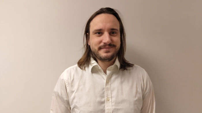 Eirik Aarskog mot en hvit vegg