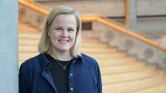 Bilde av Kristine mot ei trapp