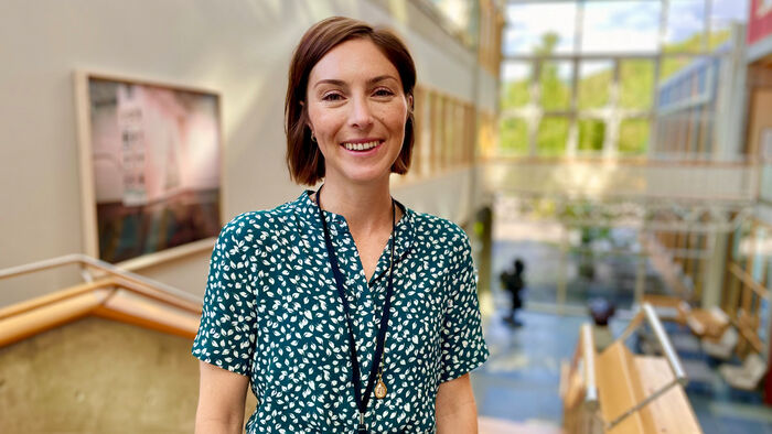 Victoria ved trappa ned til Filmskolen på studiested Lillehammer
