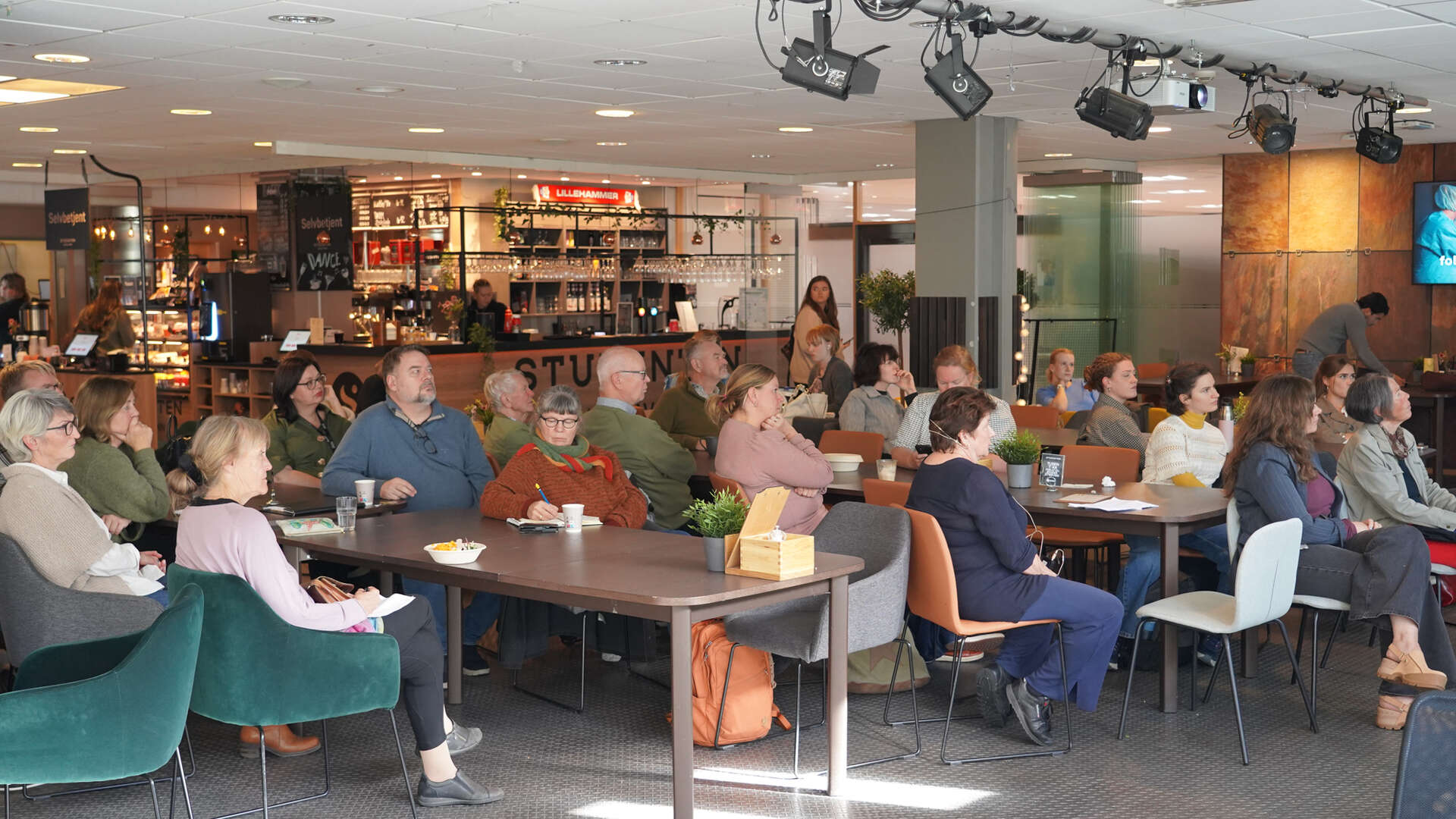 Publikum på et arrangement i Studenten kaffebar