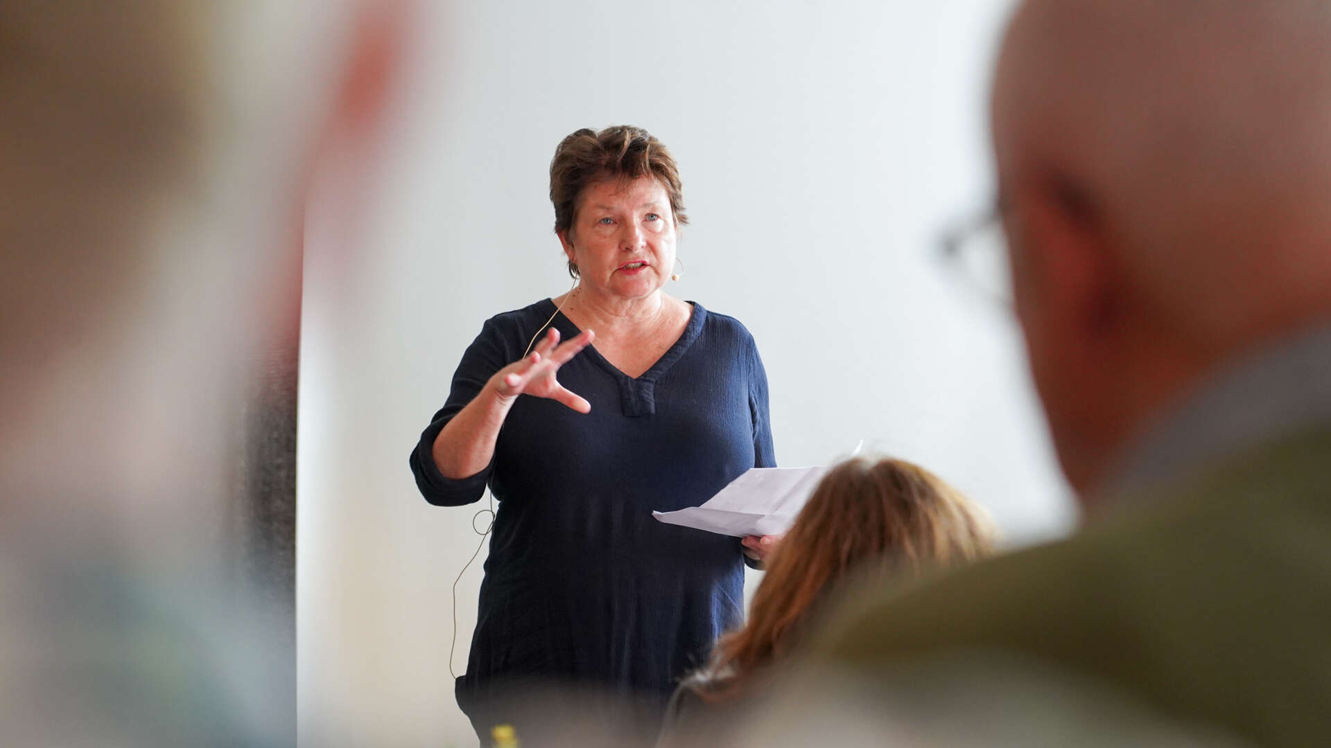 Dame holder foredrag foran publikum