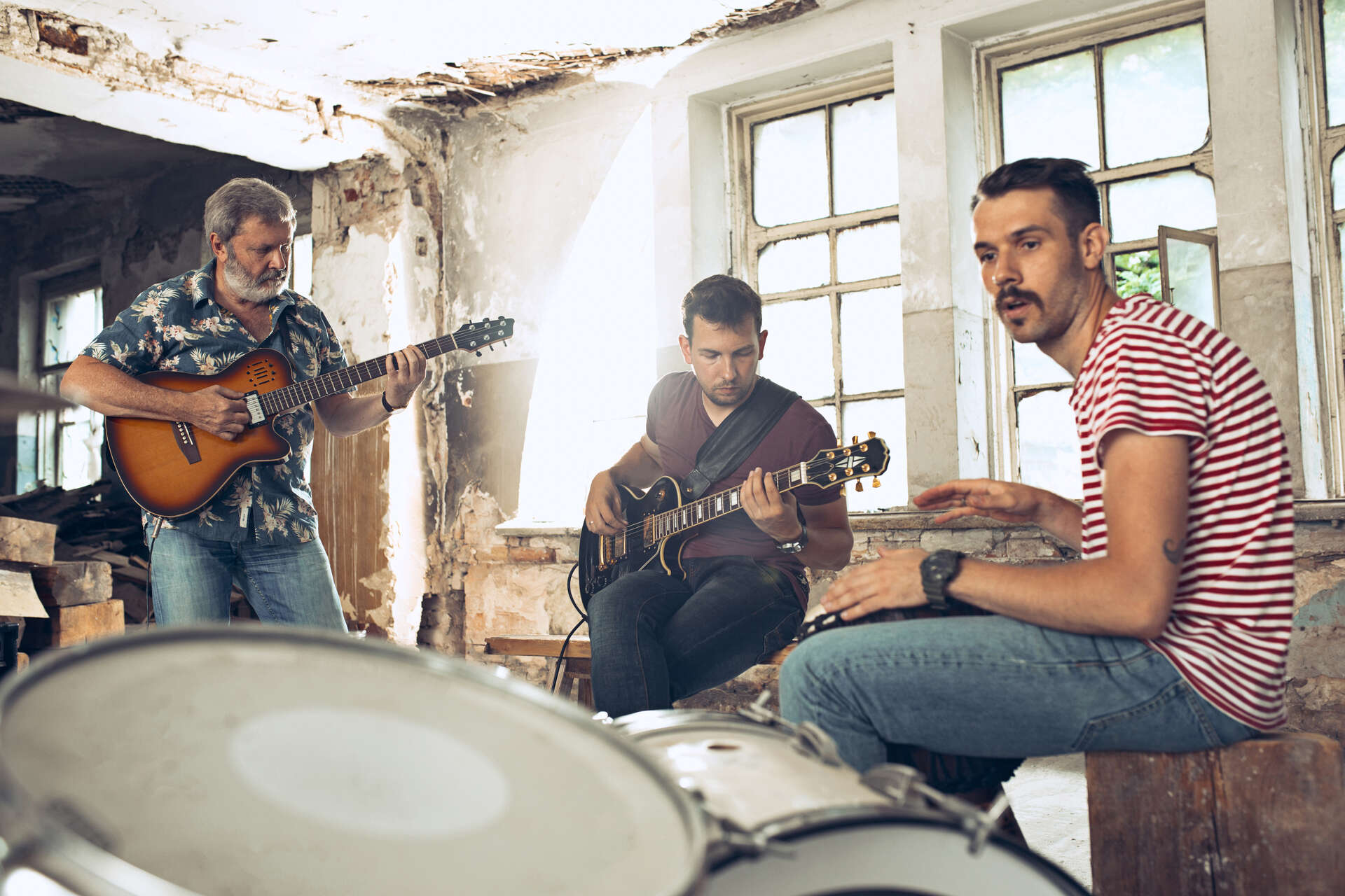 Band øver i et industrilokale