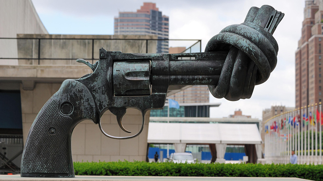 Skulpturen Non-Violence av Carl Fredrik Reuterwärd står utenfor FNs hovedkvarter i New York. Foto: Colourbox