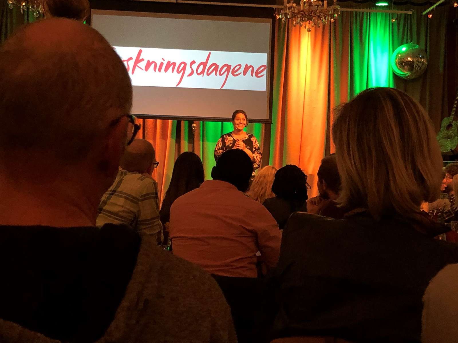 En forsker på scenen foran publikum
