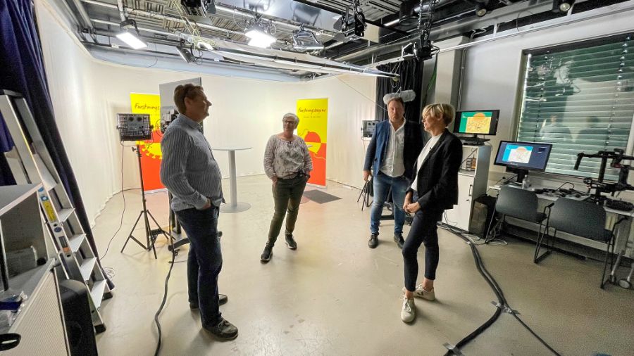 Fire personer i et TV-studio på Høgskolen i Innlandet 