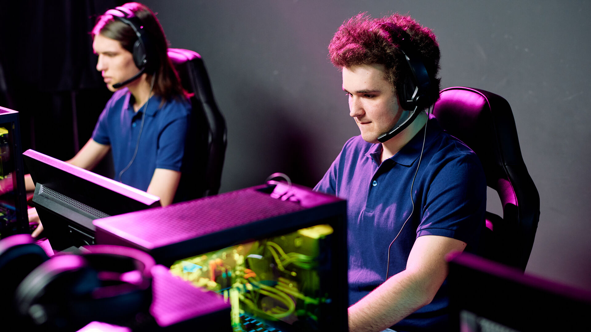 Bilde av to unge gutter som spiller dataspill med headset