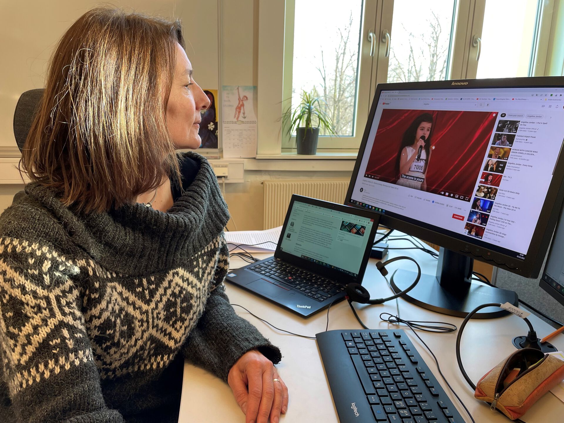Bilde av Friederike Merkelbach foran PC