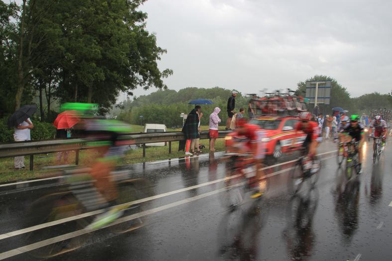Profesjonelle syklister i regn
