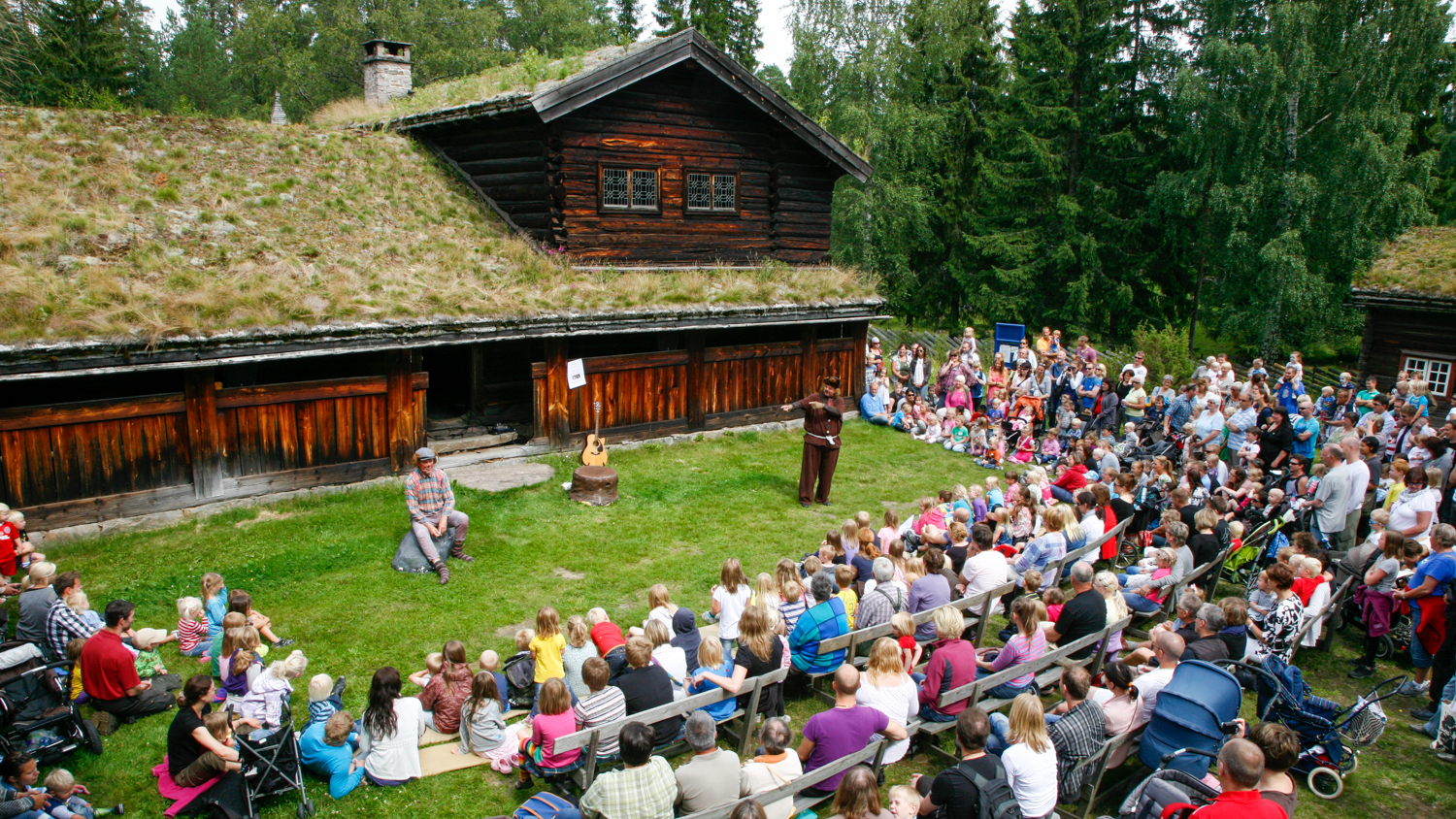 Builde av folk som ser på en forestilling på et folkemuseum