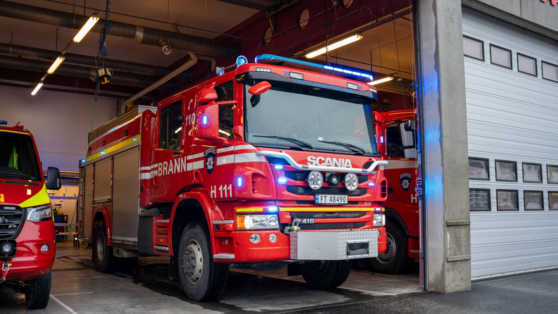 Brannbil på tur ut av en garasje på utrykning
