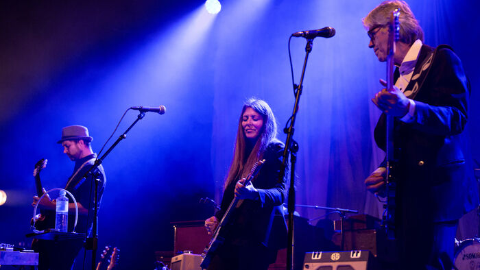 Bilde av Claudia Scott på en scene under konsert