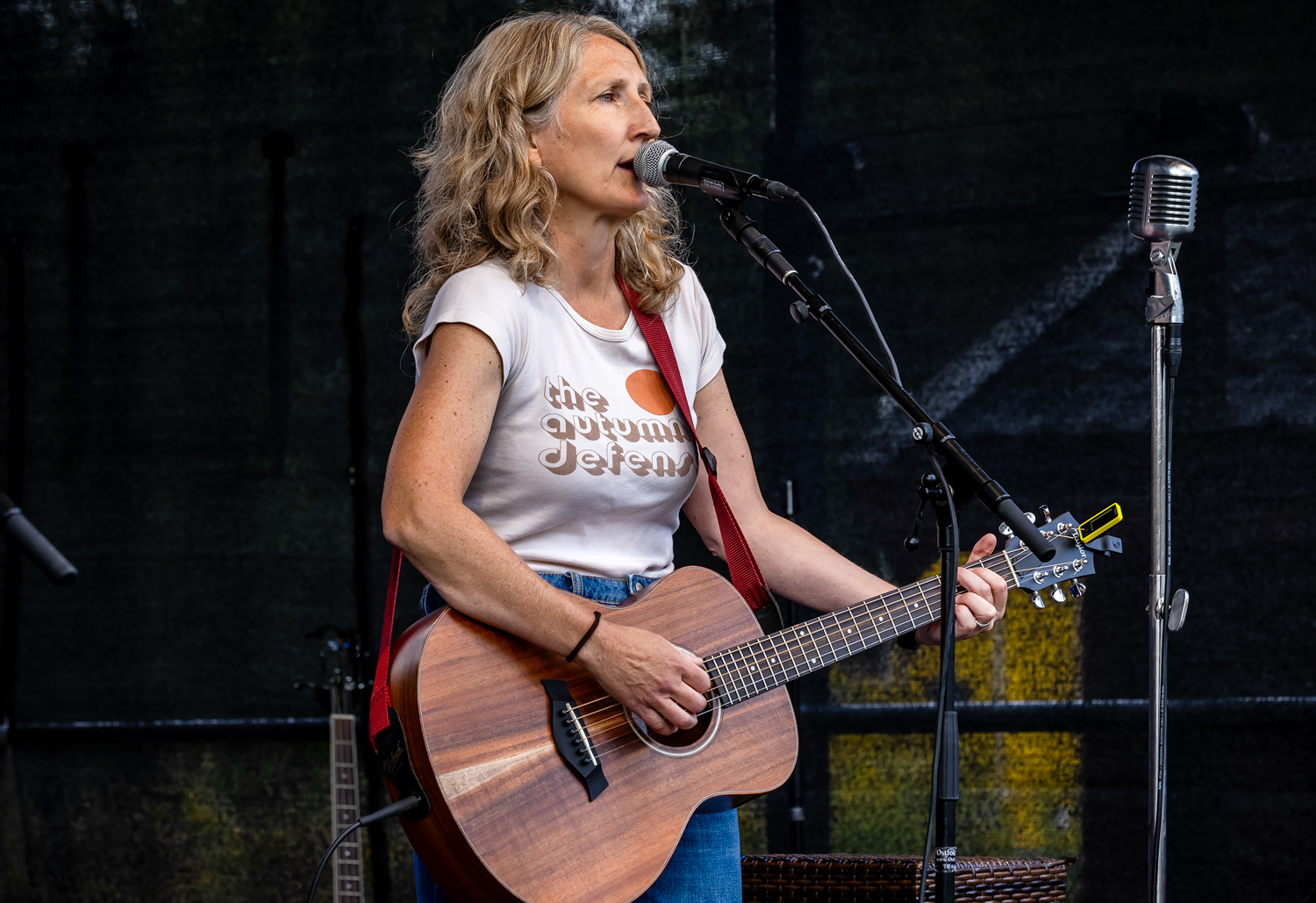 Bidle av Kristin Solli på scena med gitar og mikrofon