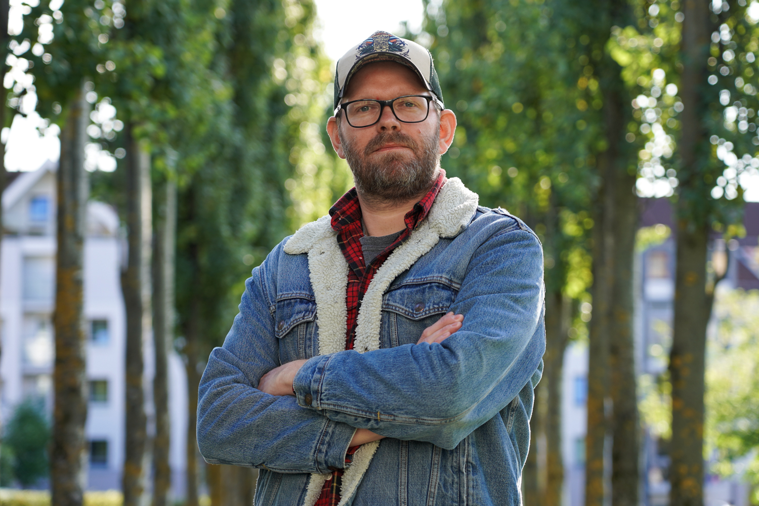 Bilde av Stian Vestby ute i en allé av trær
