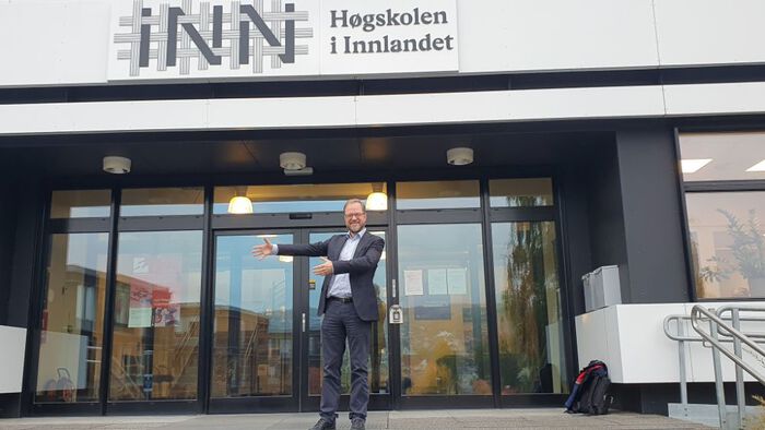 Bilde av Bård Tronvoll på trappa til Høgskolen i Innlandets avdeling i Kongsvinger