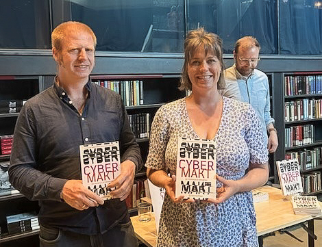 Mass og Vivi med hvert sitt eksemplar av boka på lanseringen