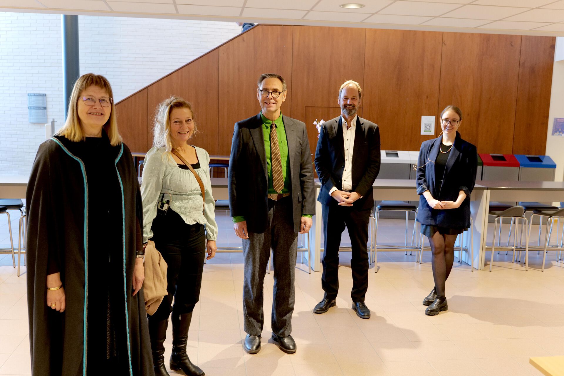 Disputasleder, bedømmelseskomite og doktorand har stilt opp for prosesjon inn i salen etter en pause.