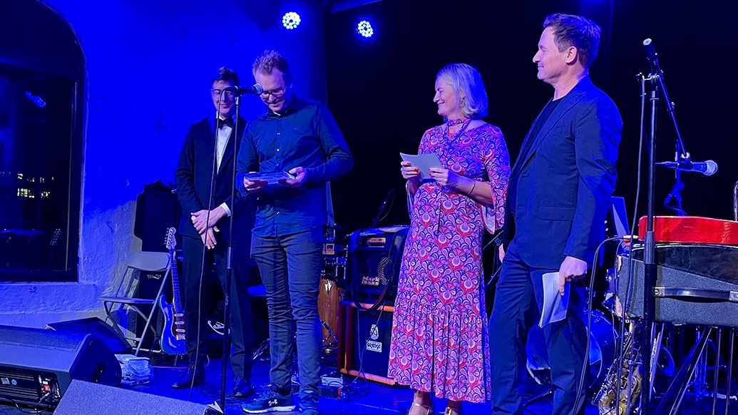 Erlend Moe mottar pris på scene
