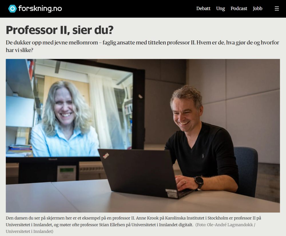 Mann sitter i et rom foran en stpor skjerm der en dame er med på et digitalt møte mellom de to