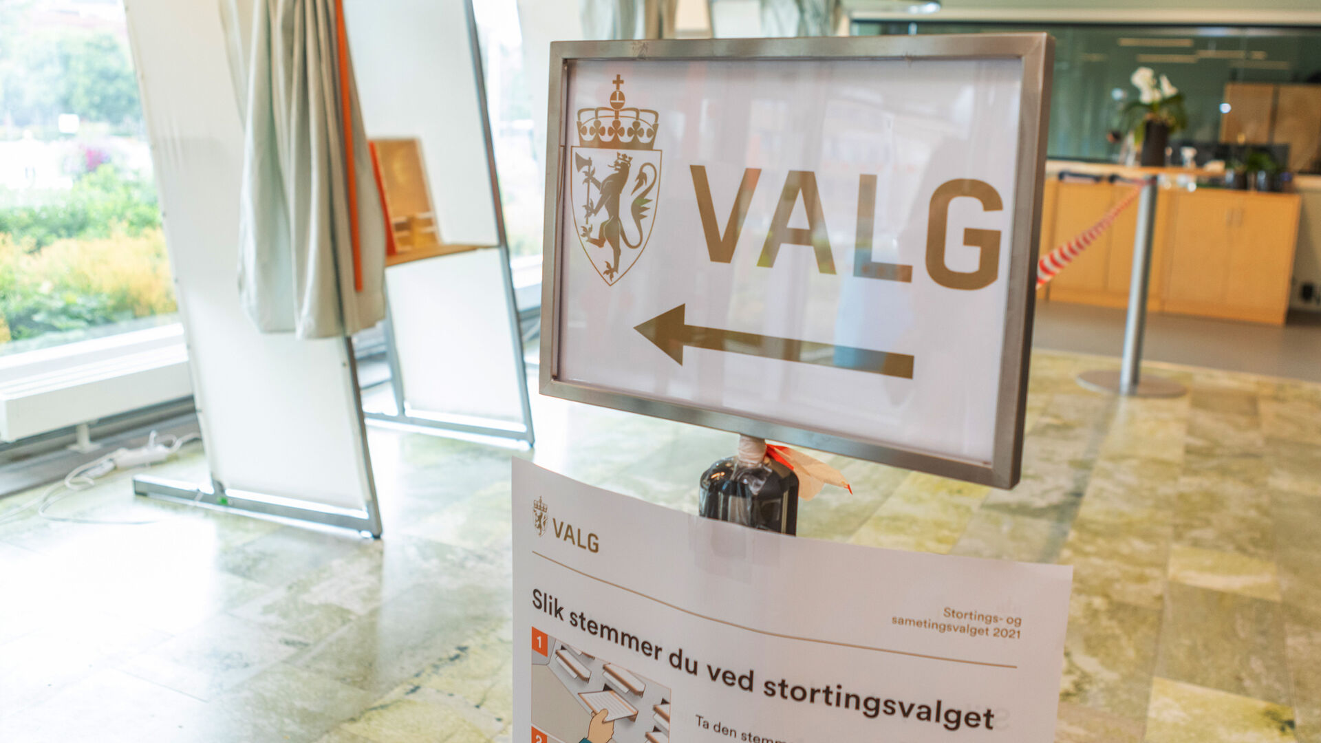 Valgurne med en hånd med konvolutt