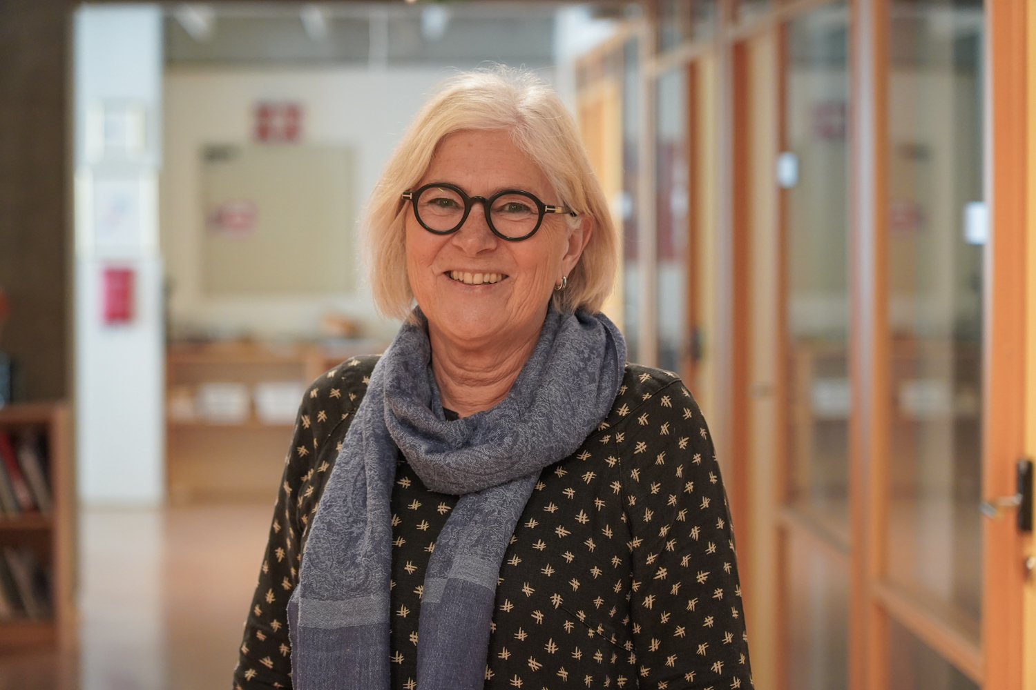Portrettfoto av Anne Stine Dolva, tatt i gangen på Storhove.