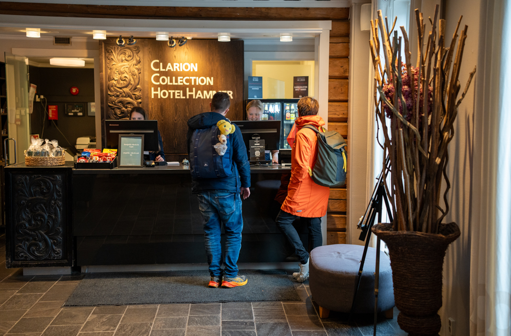 Eirik og Torill sjekker inn i resepsjonen på Hotell Hammer på Lillehammer.
