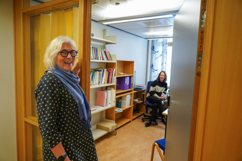 Anne Stine i døråpningen inn til Kjerstis kontor.