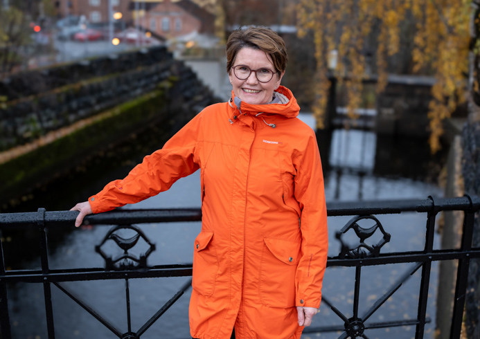 Mamma Torill smilende på brua over Mesna i Lillehammer sentrum.