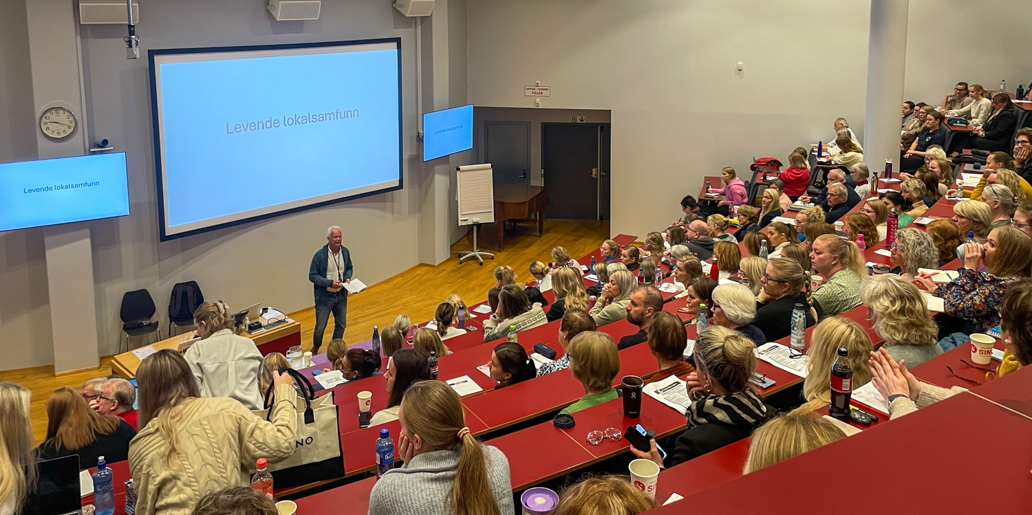 Folk i et auditorium