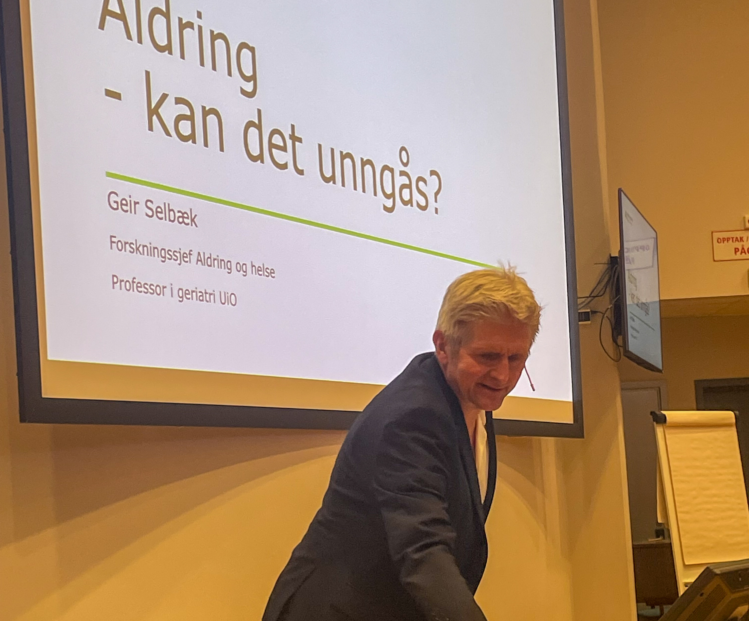 Mann foran powerpoint på lerret