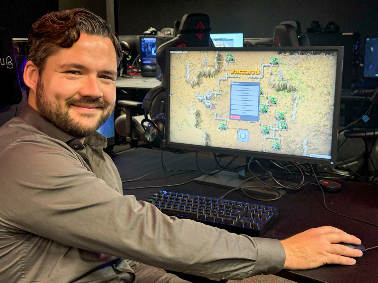 Øyvind Snipstad foran en PC-skjerm med spill på