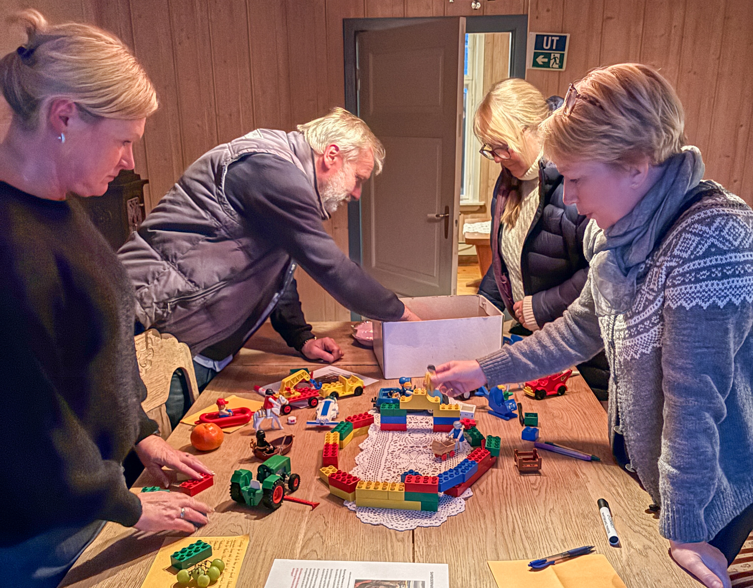 Folk rundt et bord med legoklosser