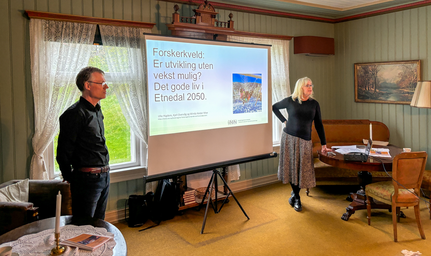 To forskere i et gammelt lokale med bile på lerret