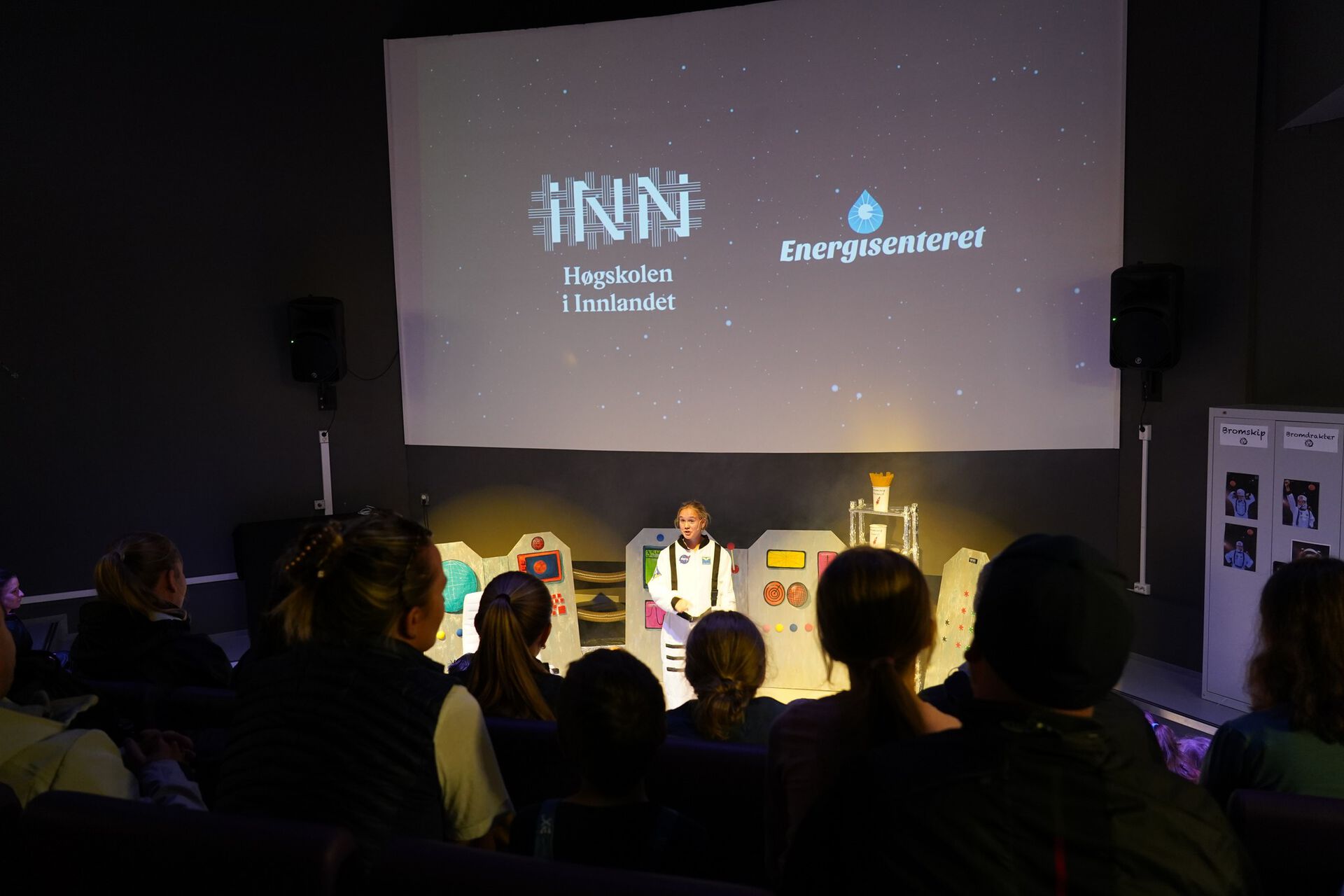 Bilde av en astronaut som snakker på en scene