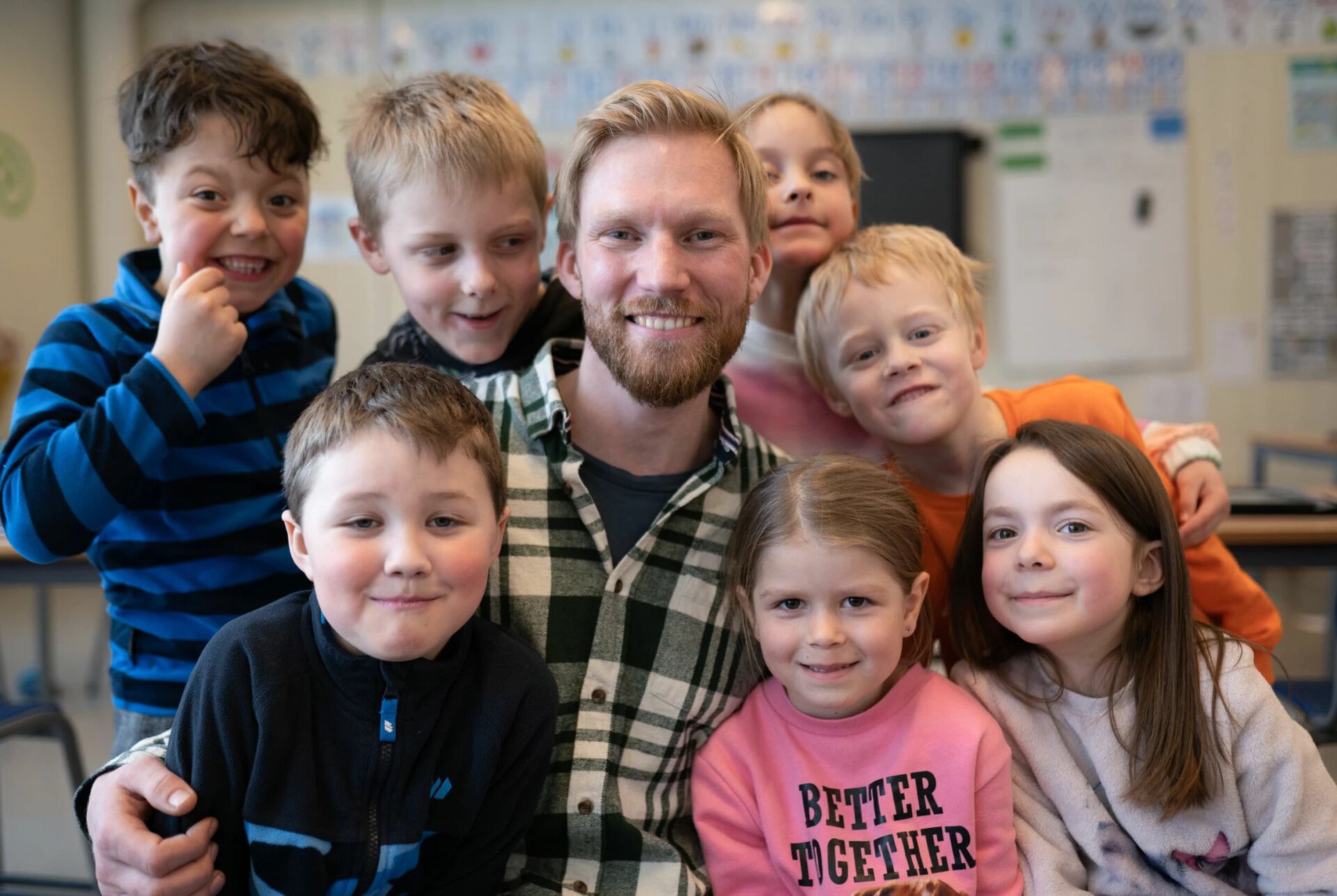 Lærer Halvor midt inne i flokken av elever i klassen sin