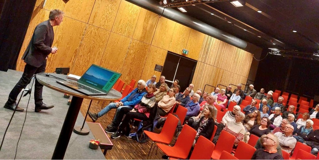 Einar Øverenget på en scene foran publikum