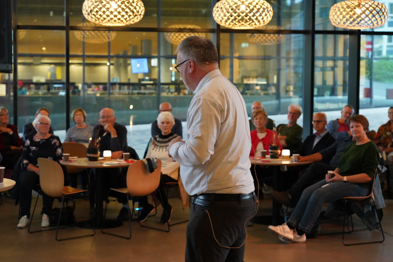 Lars Fredrik Øksendal holder froedrag foran folk 
