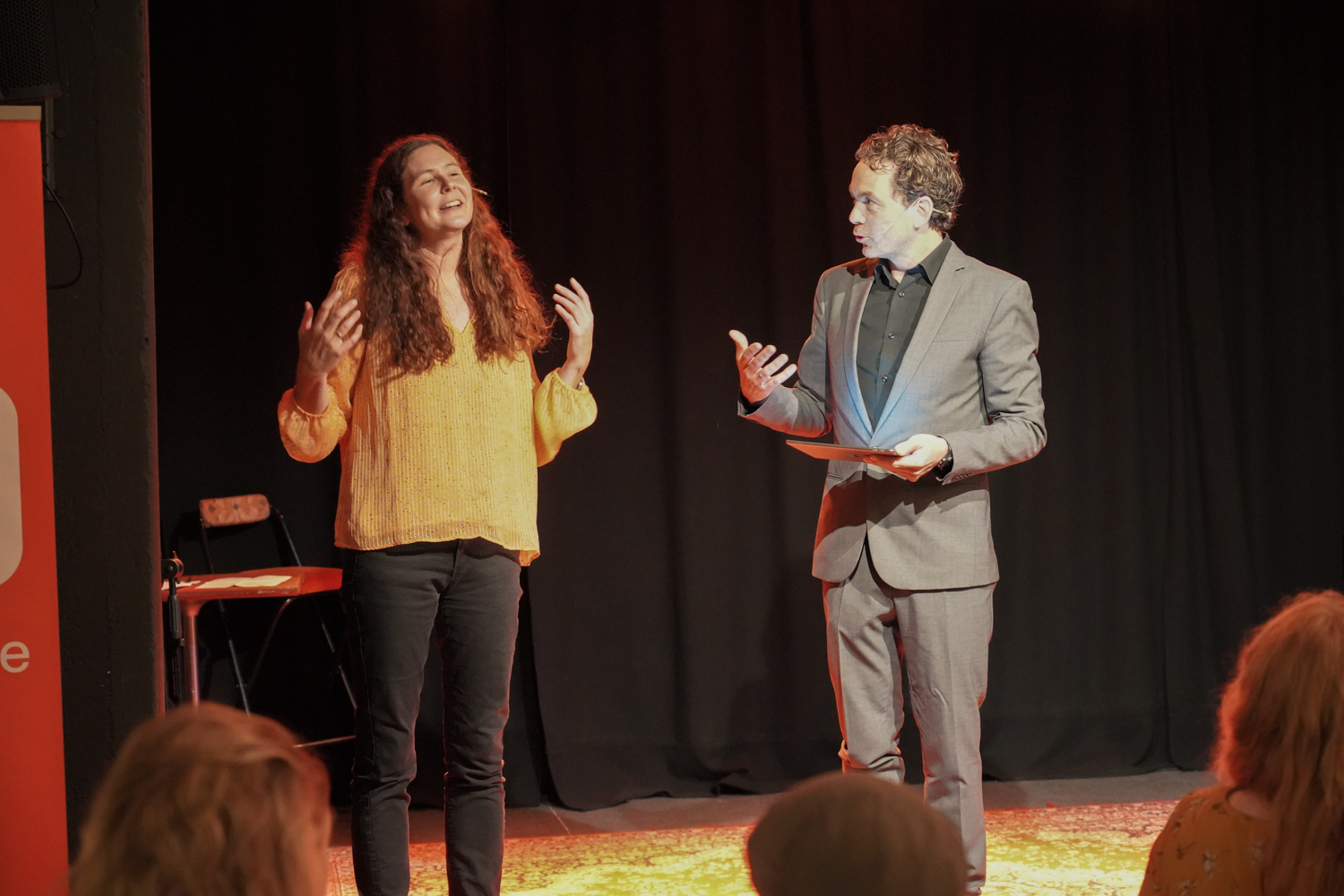 Deltaker Forskerkamp på scene