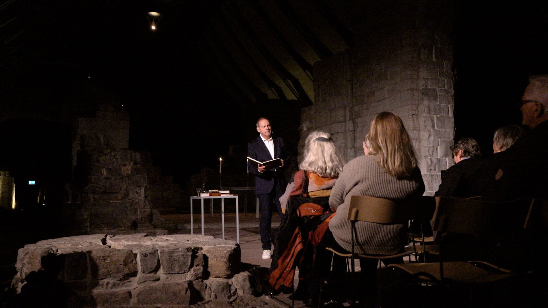 Svein Tindberg fremførerer Olavsmonologen foran publikum i Hamardomen