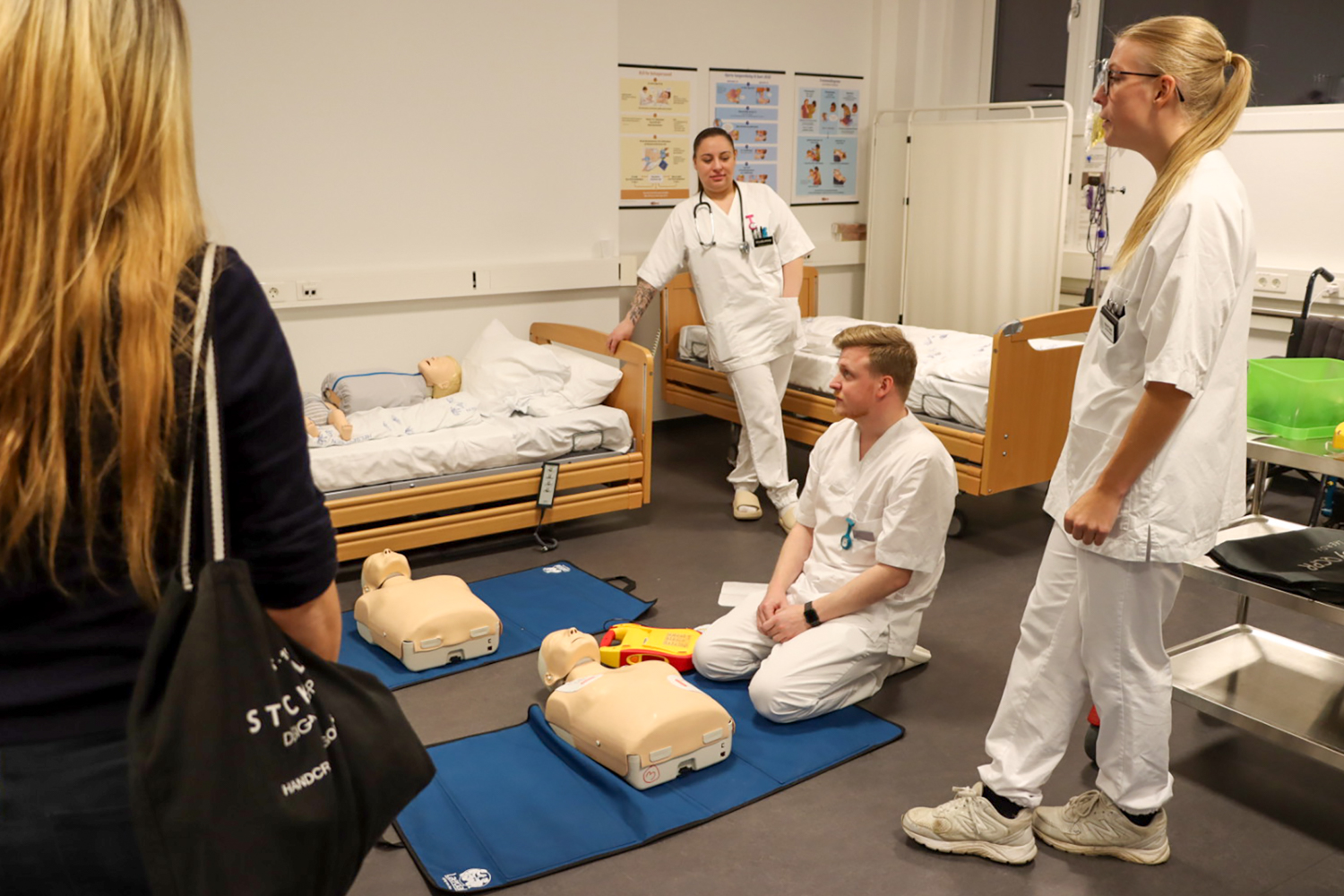 Bilde av sjukepleiere som viser fram livredding på dokke