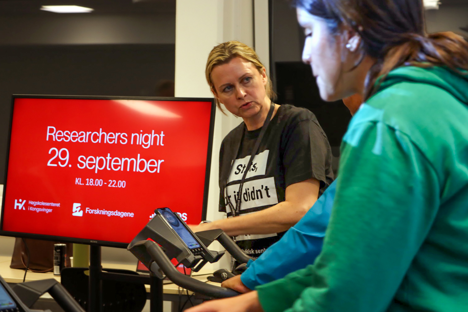Bilde av en person som får instruksjon ved en dataskjerm