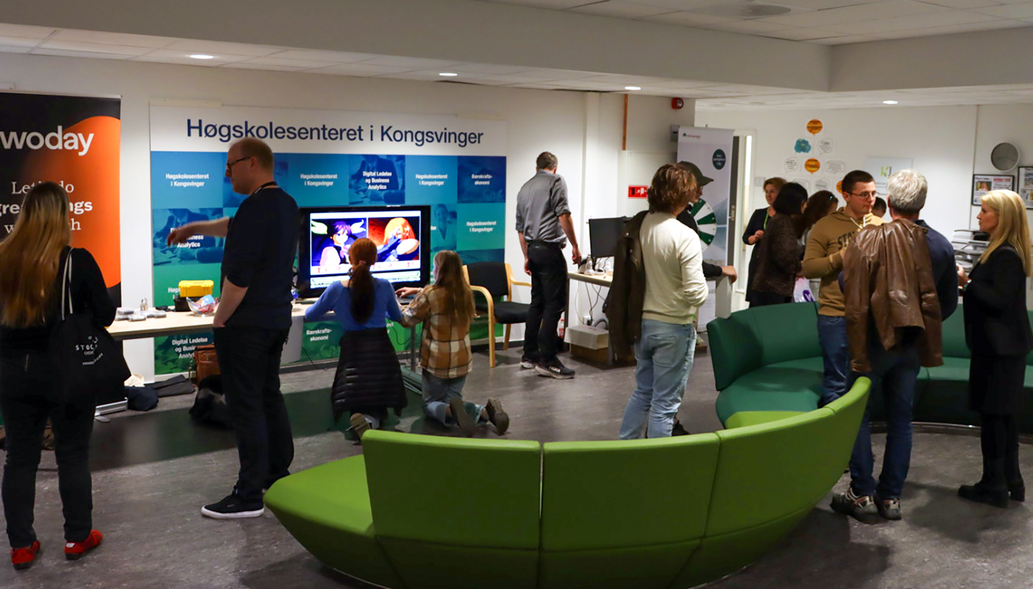 Bilde av folk inne på Researchers Night i Kongsvinger
