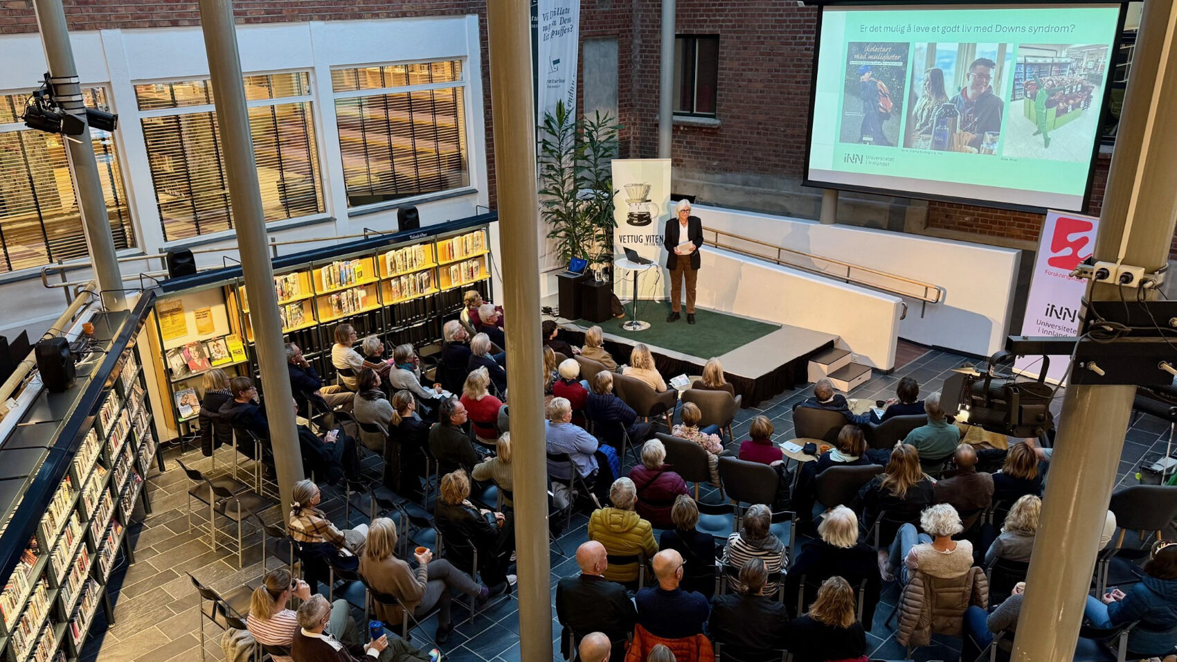Dame foran et publikum på Lillehammer bibliotek