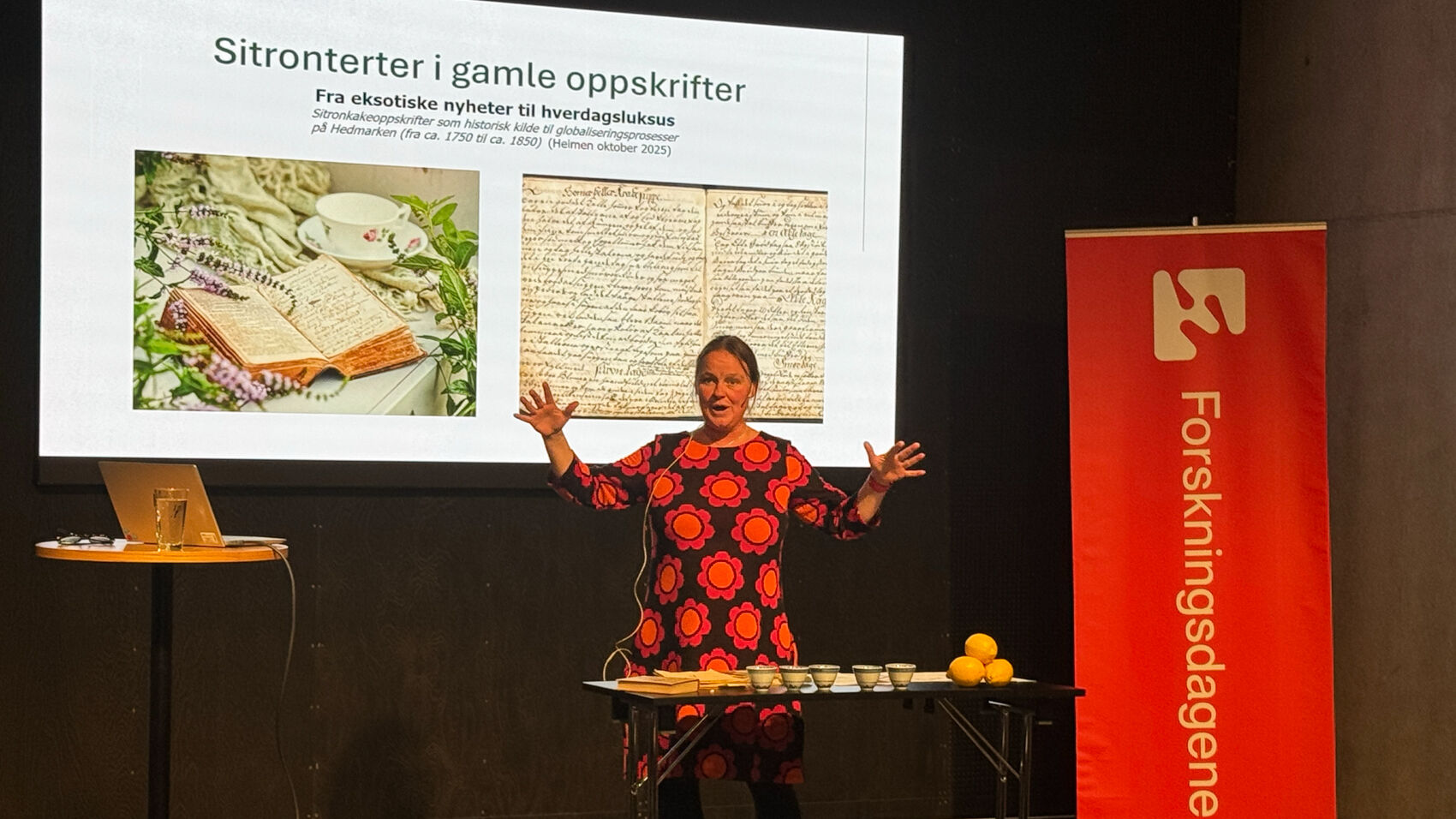 Dame foran slide på en skjerm