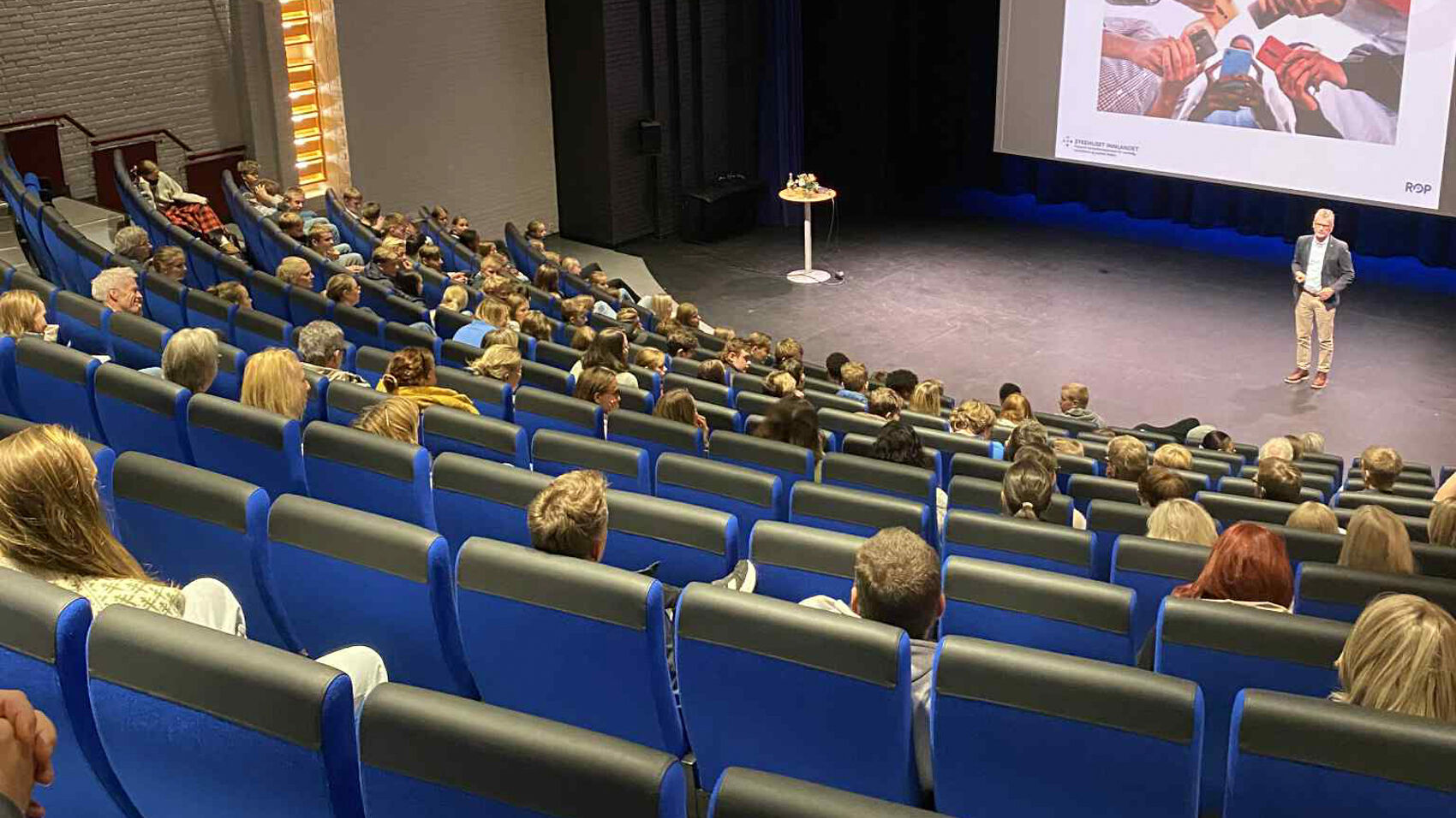 Publikum i en kinosal på Tynset