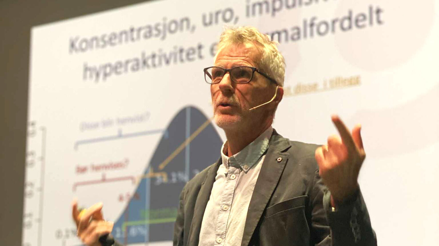 Mann foran slide på lerret