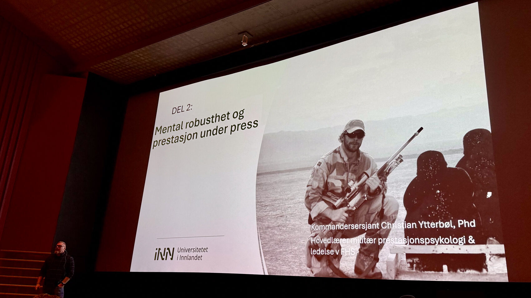 Bilde av soldat på et stort lerret i en kino