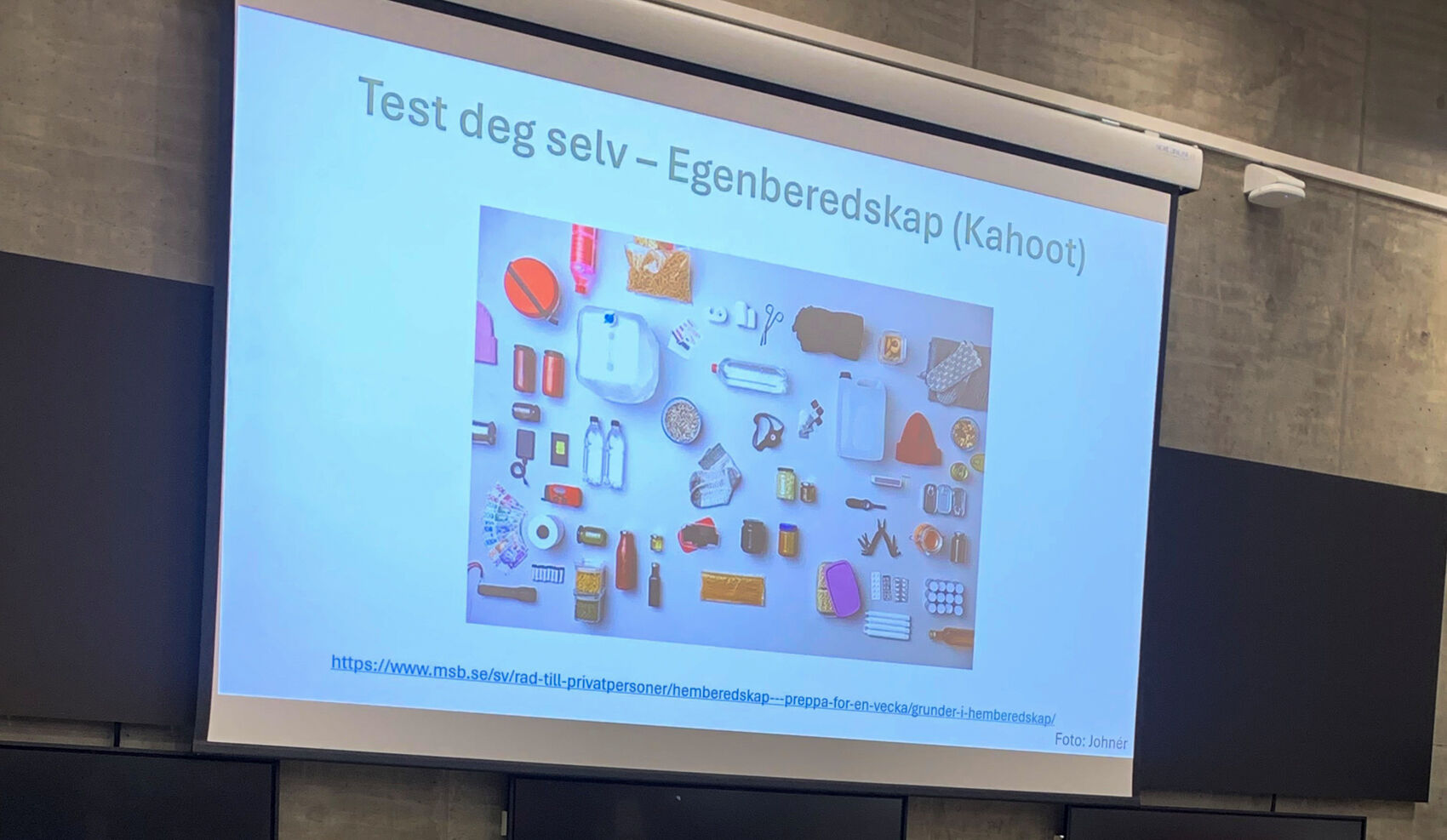BIlde av et lerret der det prosjiseres et bilde
