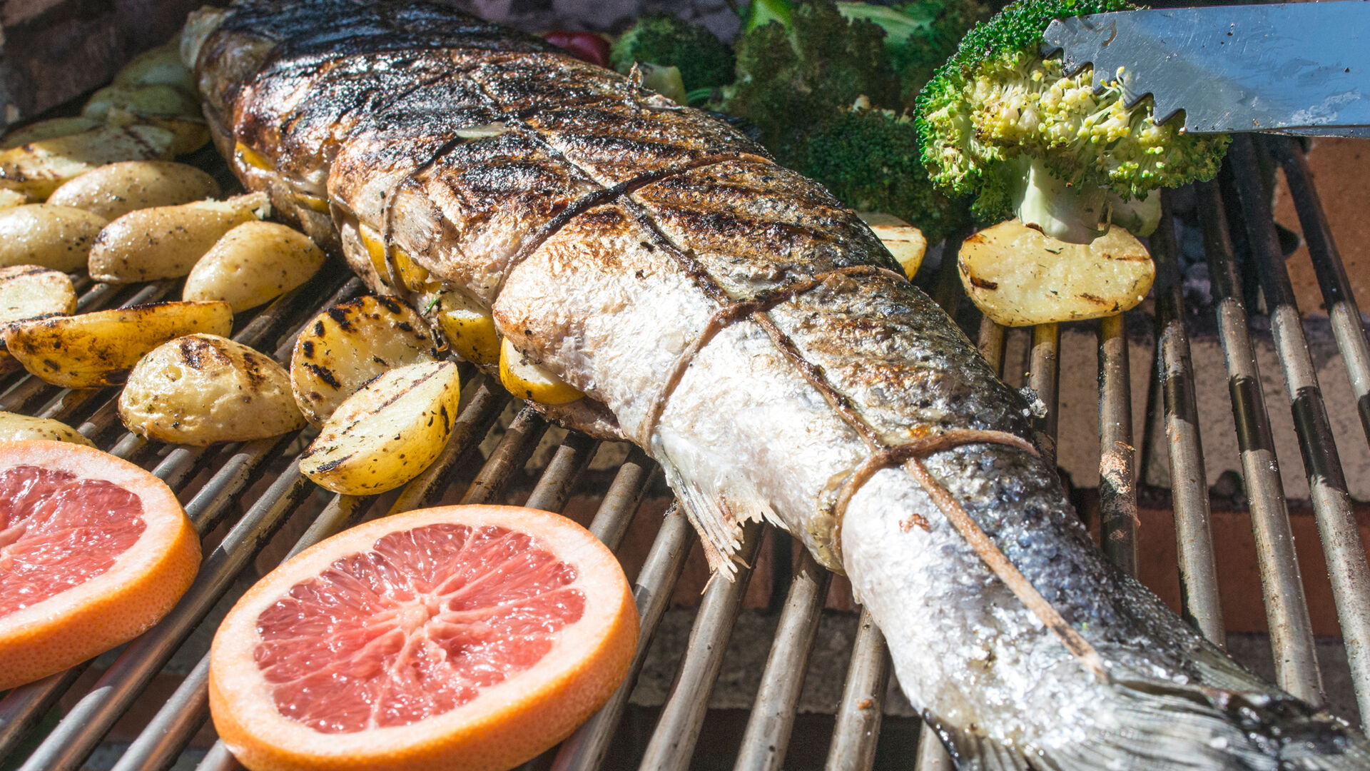 Fisk og grønnsaker på en grill