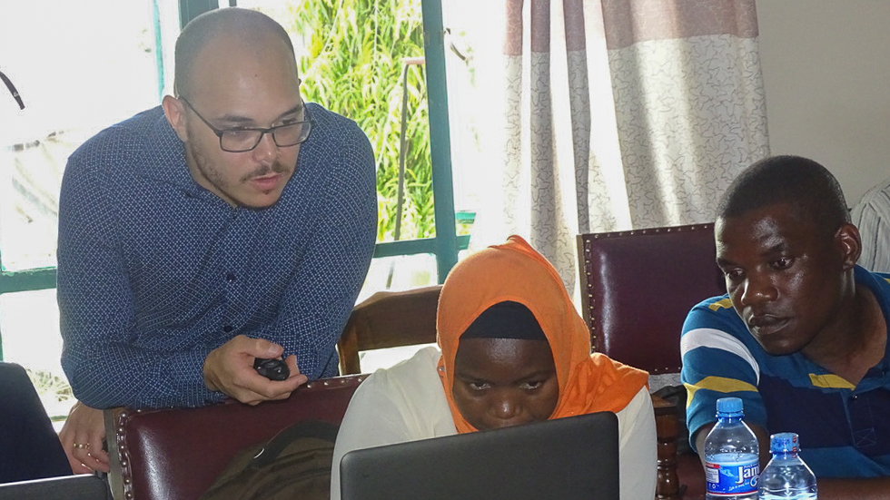 Forsker sammen med samarbeidspartnere i Tanzania  