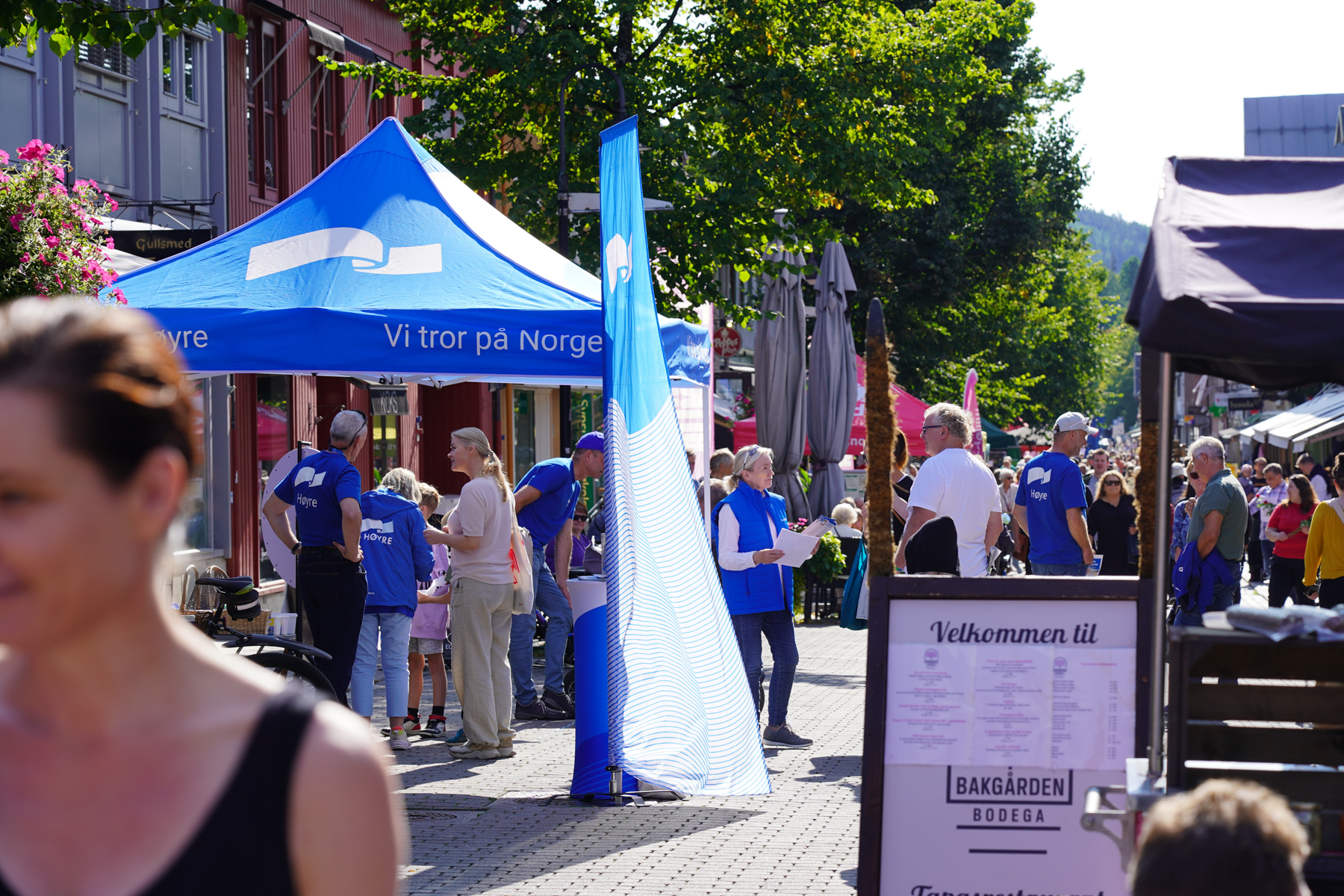 Glimt fra Høyre-stand i gågata på Lillehammer i valgkampen sommeren 2023.
